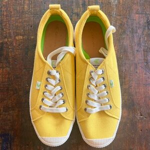 Cariuma OCA LowTop Canvas Sneakers Yellow Unisex Men’s Size 10 Women’s Size 11.5
